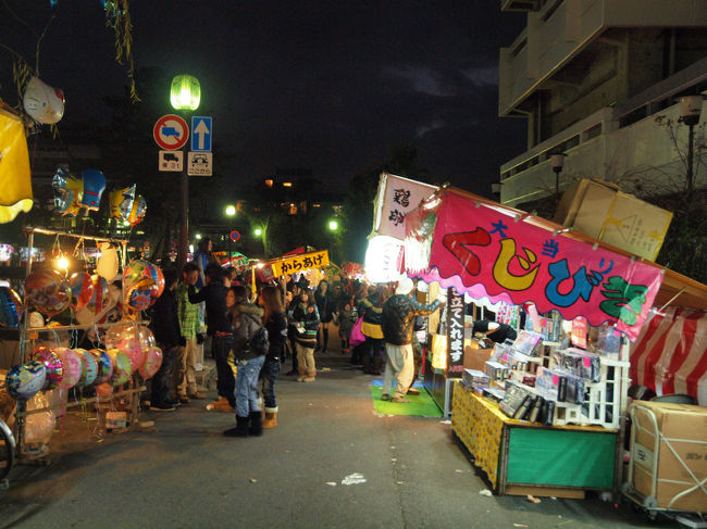 猿沢の池を巡る<br /><br />　夜店賑やか<br />　　　<br />　　　いいなあ