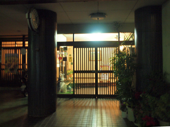 ２００８年　後輩の修学旅行の時に止まった宿<br /><br />　玄関だけ　灯り。。