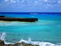 その後、ホテルキアオラを後にしました。
これは出発間際に空港の前から撮った写真ですが、海の色がすごいです。
ランギロアでは２泊でしたが、移動のことも考えると少し短すぎました。これほど美しい景色があるのでしたら、全日程にしても良かったと思えるほどでした。