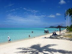 時間を見計らってマティラビーチにも行ってみました。私たちが宿泊しているル・モアナから道を挟んだ反対側にありますが、こちらは公共のビーチで沢山の人が泳いでいます。もちろん海の色は非常に美しいです。