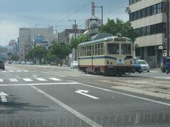 高知市内に入り、路面電車とすれ違います。
