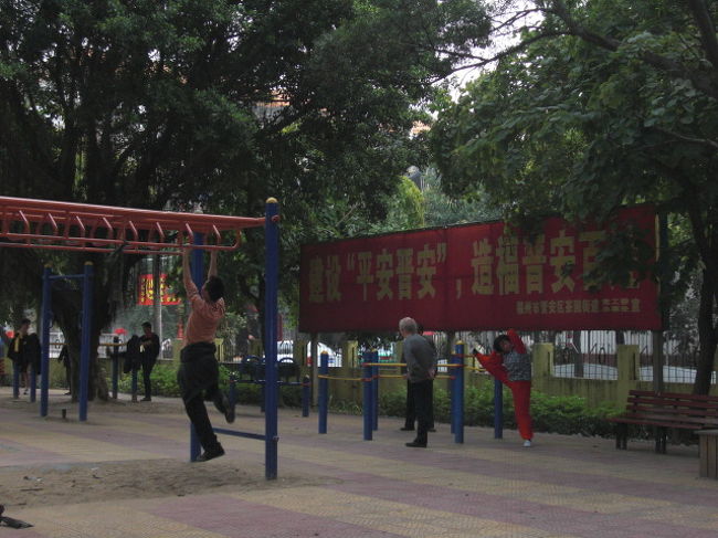 建設“平安晋安”，造福晋安百姓<br /><br />渡り鉄棒をするパワフルなおっさん、<br />足上げ体操のおばちゃん　など。