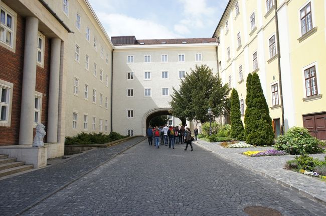 ガイドツアーでしか入場出来ないので、日本語テキスト付きのハンガリー語ツアーに参加しました。