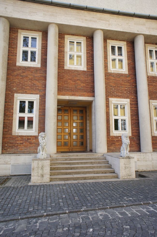 ギムナジウム。<br />ハンガリー初のギムナジウムが設置された場所でもあり、現在も約300人の生徒が生活しているということです。