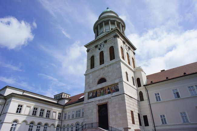 チェコからやってきたベネディクト会の修道士たちがハンガリーにおける最初の修道院をこの小高い丘に建設し、パンノンハルマ修道院はキリスト教信仰の出発地となりました。