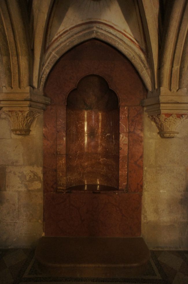 木材でしつらえた聖イシュトヴァーンの王座が据えられていた跡に大理石で再現された座所。