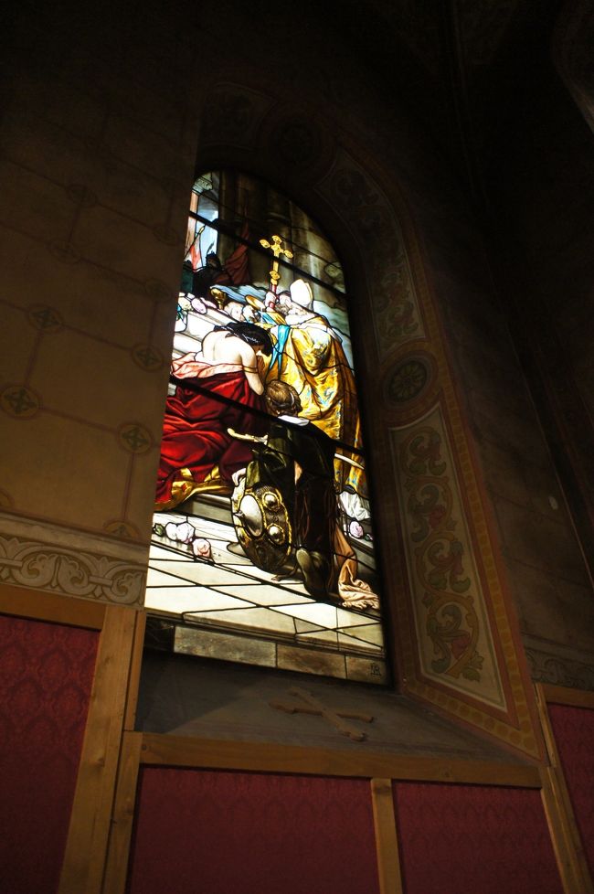 ベンツール・ジュラ作の絵画『ヴァイクの洗礼』をもとに製作されたステンドグラスの窓。