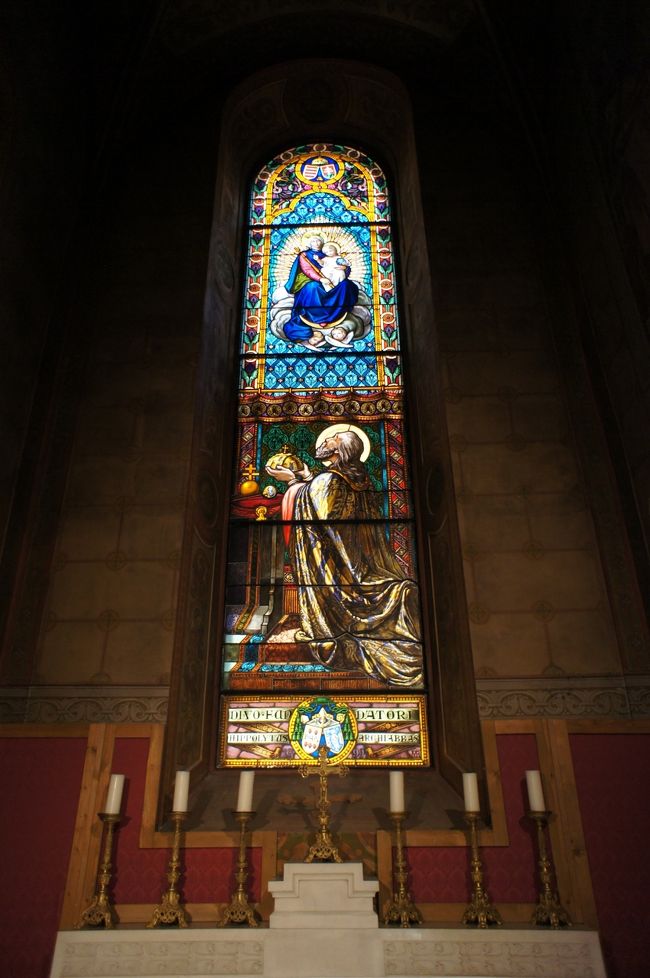 同じくベンツール・ジュラ作の絵画『聖処女マリアに王冠を差し出す聖イシュトヴァーン』をもとに製作されたステンドグラスの窓。