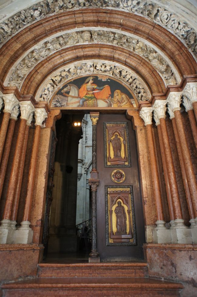聖堂南飾り扉口「ポルタ・スペツィオーサ（華麗な門）」。