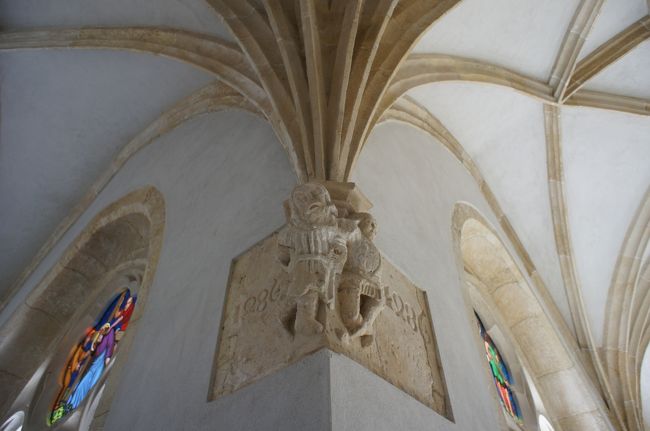 回廊の完成年号である1486年が刻まれている角のアーチの迫り元。