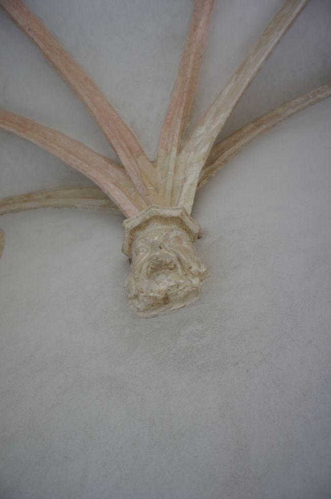 憤りを象徴する回廊アーチの迫り元。