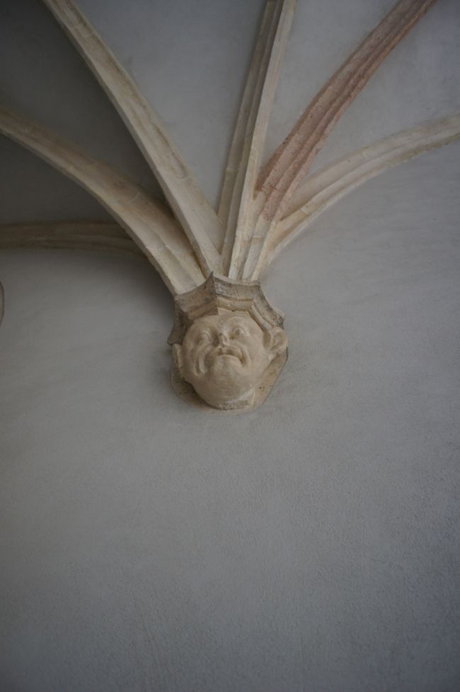 自惚れを象徴する回廊アーチの迫り元。