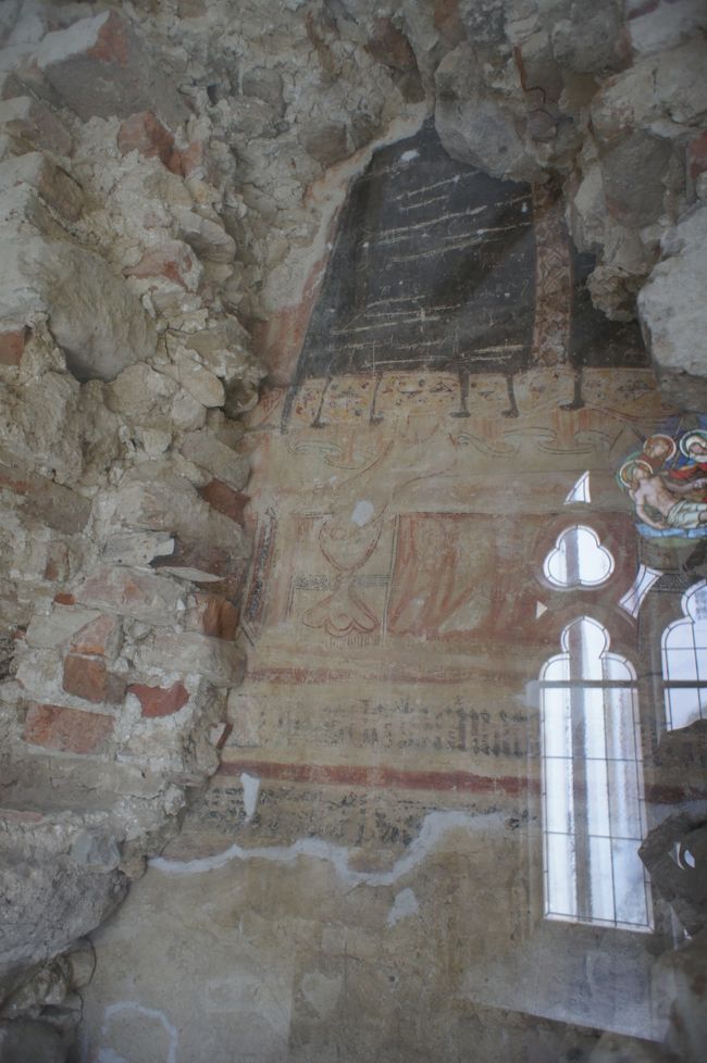 聖堂南壁の回廊側で発見された14世紀の絵画の断片。