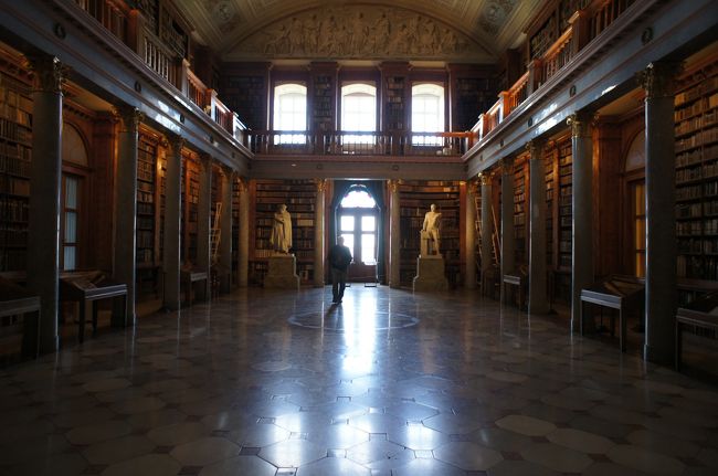 ツアーのラストは図書館。