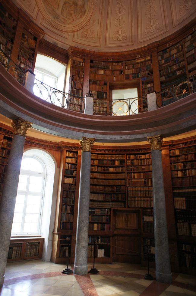 現在では40万冊近くの蔵書を擁しています。