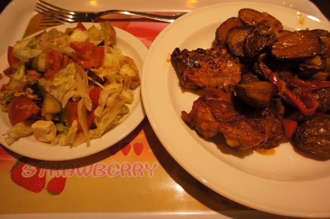 丁度昼食の時間にジュールへ戻ったため、Kさんと一緒にレストランへ行きました。<br />バロッシュ・ガーボル通りのセルフレストランは、野菜不足を補うには最適でした。