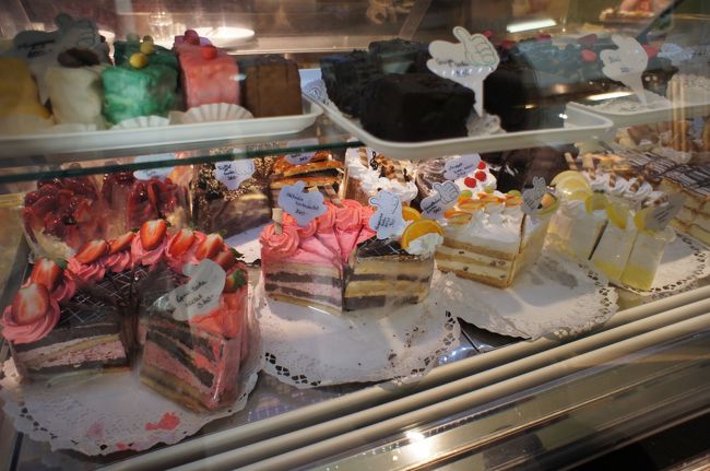 あまり食欲をそそられない色のケーキ。