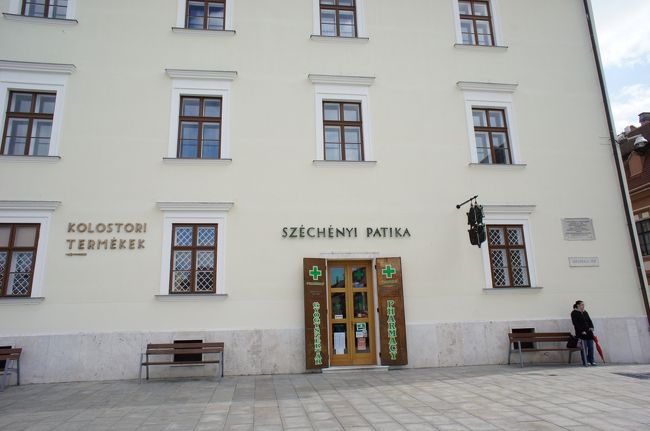 さて、Kさんとはここでお別れして、セーチェニ薬局博物館へ。