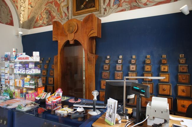 ここは今も薬局として営業していました。