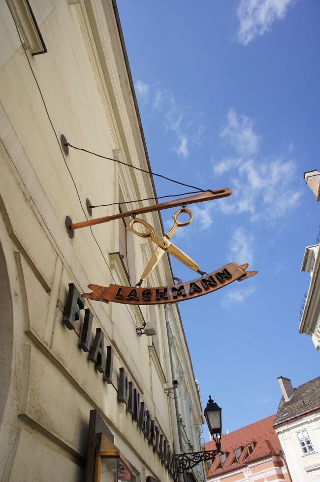 繊維製品を産出する工業都市なので、布に関する店が多かった気がします。<br />こちらは仕立屋さん。