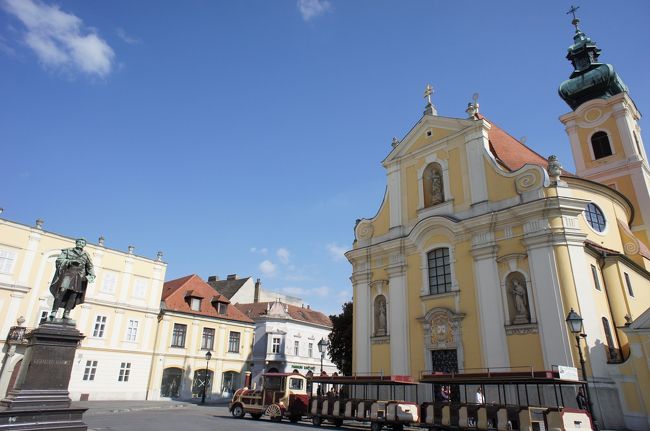 晴れるとカルメル教会の黄色が青空に映えます。
