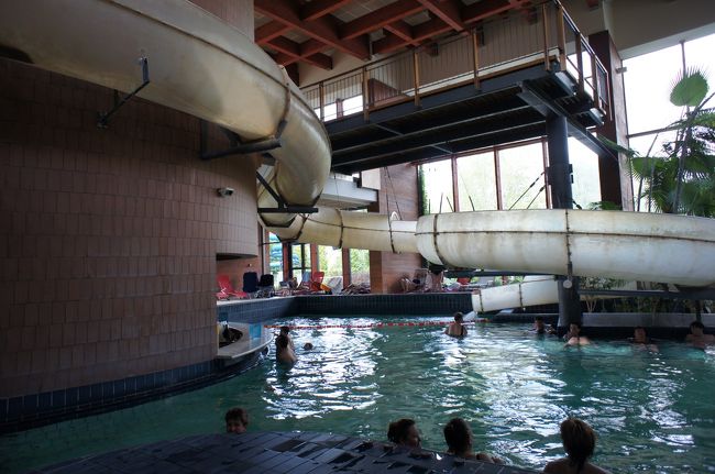 以前入ったブダペストやエゲルの温泉とは違い、地元の年配の方が多い印象。<br />料金は3時間、1950フォリントです。