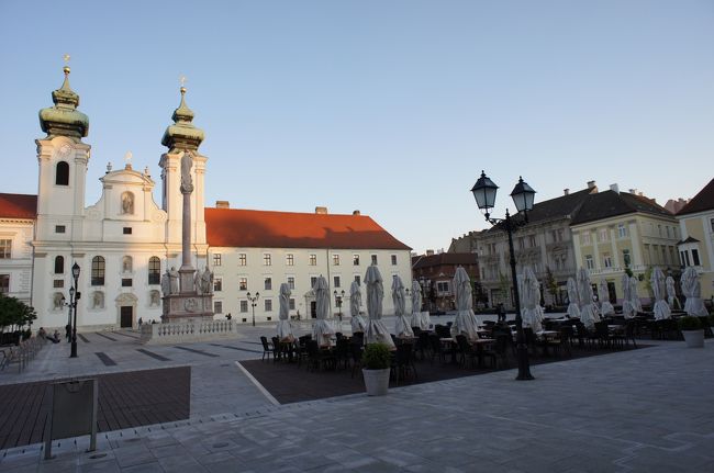 入浴後はお腹が空く…のでセーチェニ広場に戻り、混み合っていたレストランへ入りました。