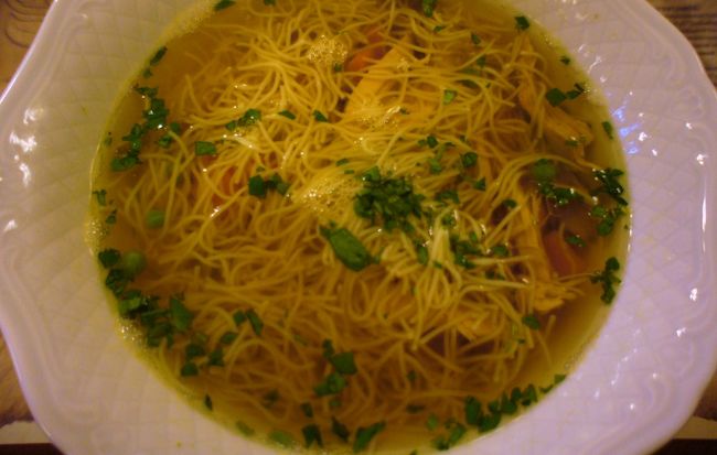 Húsleves gazdagon（ブイヨンのスープ、690フォリント）。<br />スープには素麺位の細さのヌードルが入っていました。