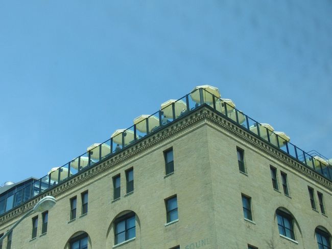 ビルの屋上にあるプールが撮影で使われた。