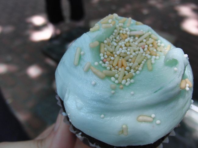 マグノリアベーカリー。　甘っ。でもまあなんとか食べきった。