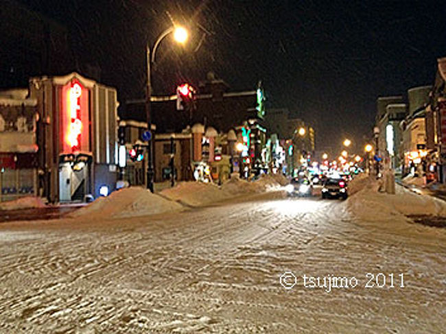 ホテルに荷物を預け、夜の街へ食事に出かけました。