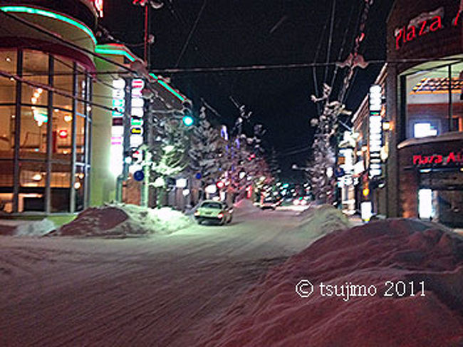 午後９時を過ぎた青森の繁華街「本町」のネオンです。<br />