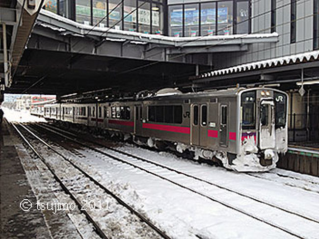 写真は雪を巻上げ奥羽本線を走ってきた普通列車が、弘前駅に停車しているところです。