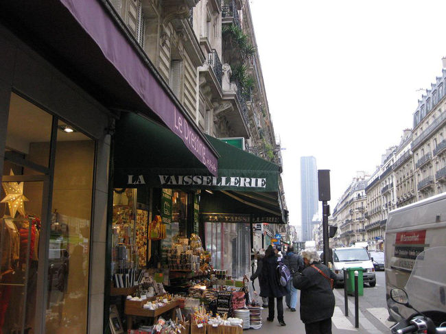 13:25頃。<br />「Saint-Sulpice」駅到着。<br />まずは駅に近い「La Vaissellerie」へ。<br />お土産にエコバッグを購入。<br />「おみやげ？」と日本語で聞かれたので頷いたら、きちんと包んでくれました。<br />他にも可愛いキッチン雑貨がいっぱい。<br />暮らしてたらいろいろ購入したいと思うものがたくさんありました。<br />狭い店内に積み上げているのであたらないように注意が必要です。