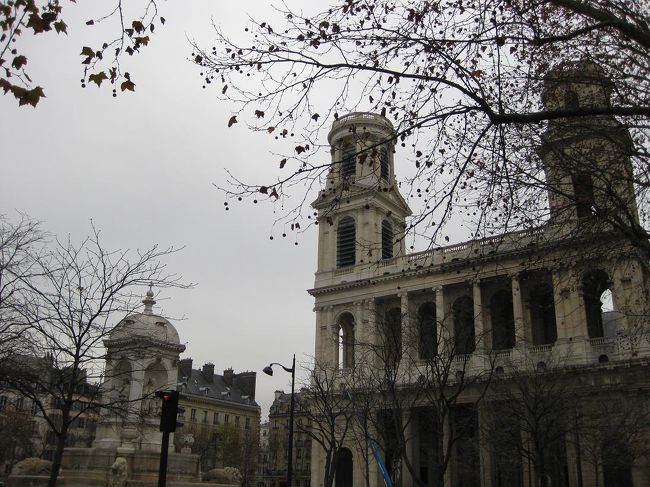 歩いて移動。<br />サン･シュルピス教会が見えてきました。<br />が、その前に昼食をとります。