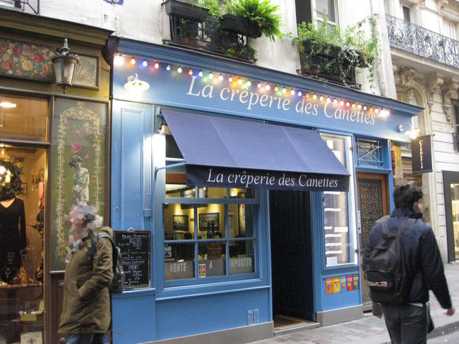 「La creperie des Canette」<br />クレープ屋さんです。<br />着いたのは13:45頃でしたが、まだお店の中にはたくさんのお客さんがいました。<br />私たちはテイクアウトで購入。<br />すぐに焼いてくれて、5分くらいでできました。