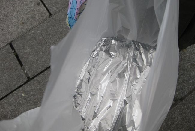 袋に入れてくれたのを持って、再びサン･シュルピス教会へ。<br />サン･シュルピス広場で食べようと思ったのですが、鳩だらけでベンチに座る気になれず…<br />結局立って食べました。<br />テイクアウトなのでてっきり丸めたクレープを想像していましたが、お皿に広がったままのせられてフォークとナイフがついてきました…。