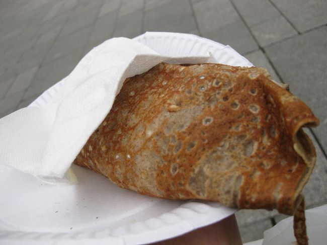 なので、自分で巻いて食べました。<br />私が注文したのは、マッシュルームとチーズのクレープです。<br />焼きたてなのでおいしかった！<br />甘くないクレープははじめてでしたが、食べられて良かったです。<br /><br />が、前日からの1日2食生活のせいか、早々にお腹いっぱいに…。<br />でも根性で全部食べきりました。