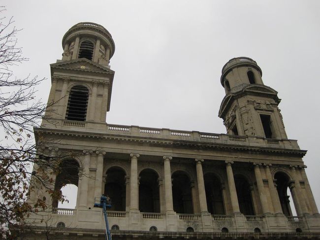 14:10頃。<br />大量の鳩に取り囲まれながらなんとか完食し、いよいよサン･シュルピス教会内へ。<br />ダヴィンチ・コードの舞台ということで、楽しみにしていました。<br />パリ2番目の大きさということで、本当に大きい！