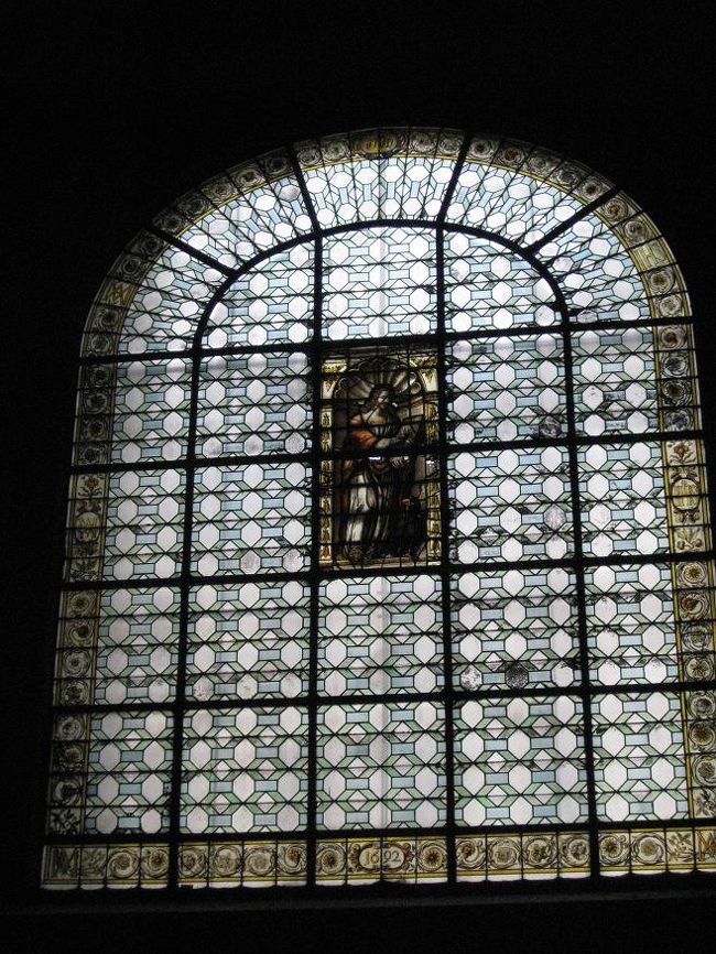 ステンドグラス。<br />まだ修復前？