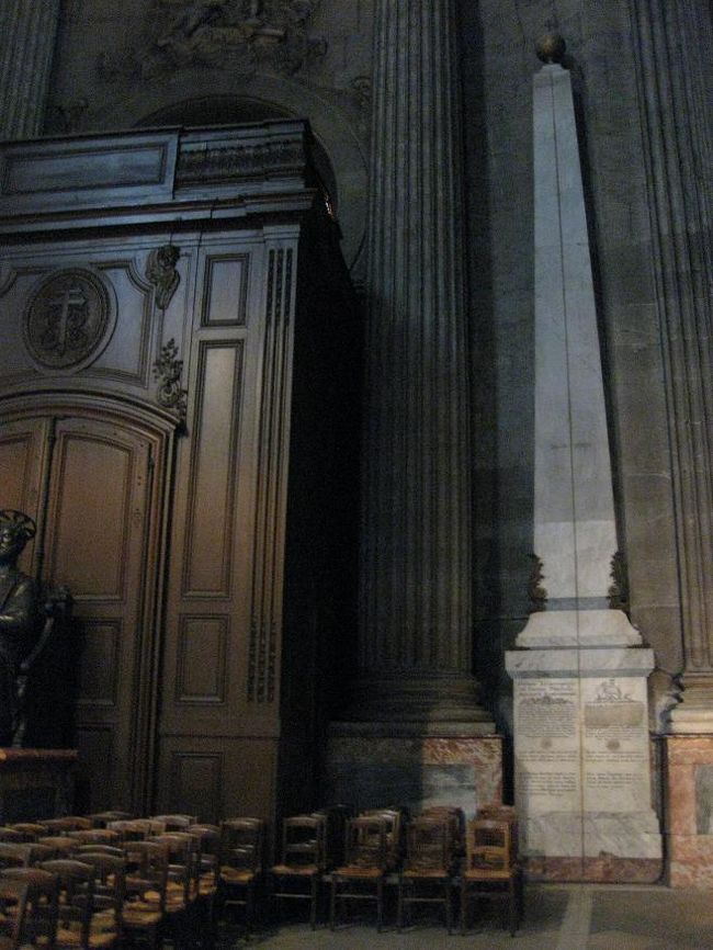 これがダヴィンチ・コードに出てきたオベリスクと、