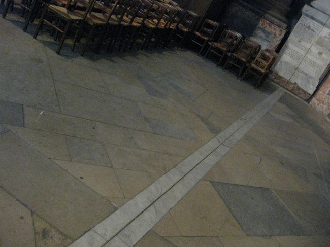 その下の「ローズライン」といわれるものですね。<br />諸説あるそうですが。