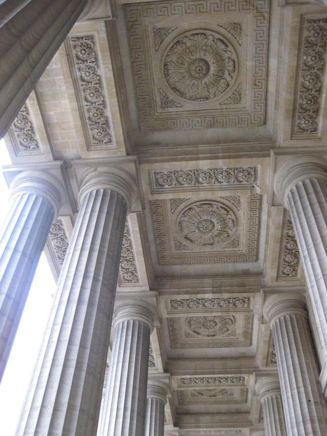 入口の天井です。<br />ここから歩いて、今度はサンジェルマン・デ・プレ教会へ行きます。