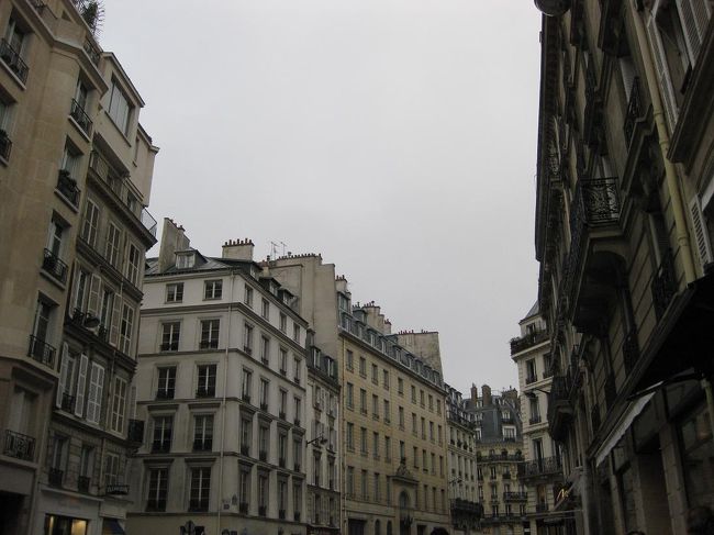 が、その前に土曜日に買いそびれたお土産を買うためにモノプリに行くことに。<br />モンマルトルもそうでしたが、事前にGoogleさんを駆使して道順を何度もシミュレーションしてきたので地図なしで迷わず歩けました。<br /><br /><br /><br /><br />…このあたり特に犬の○ンが落ちていましたので下に注意が必要です（汗）