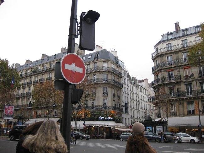 近くには有名なカフェがあります。<br />Cafe de Flore（カフェ ド フロール）と。