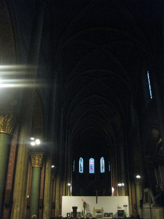 一部修復中で、すべてを見学することはできませんでしたが…<br />く、暗いというのが第一印象です。<br />サン・シュルピス教会よりもこちらのほうがちょっと不気味な雰囲気。