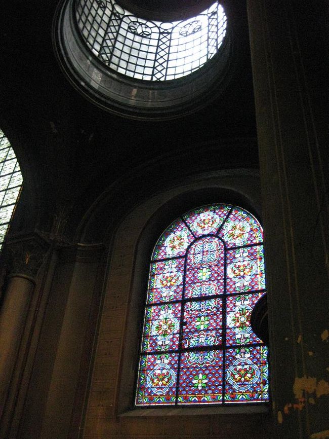 小さいですが、ステンドグラスもあります。<br />ロマネスク=壁が厚く、窓が小さい。<br />今回の旅でしっかり覚えました。