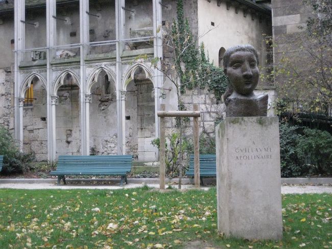 隣の公園にあった像。<br />ピカソが作った、詩人アポリネールの像ですが、本当は愛人の姿なのだとか…。<br />出発直前に見た番組でそう言ってました。<br />それを見ていなかったら、気にしていなかったかもしれません。