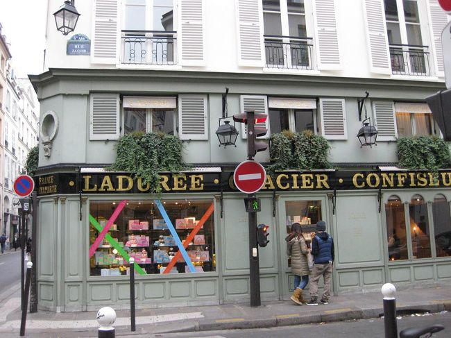 歩いて5分くらいのラデュレに行きました。