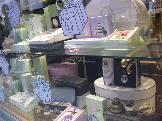 隣にグッズのお店があります。<br />日本人の店員さんが日本語で対応してくれました。